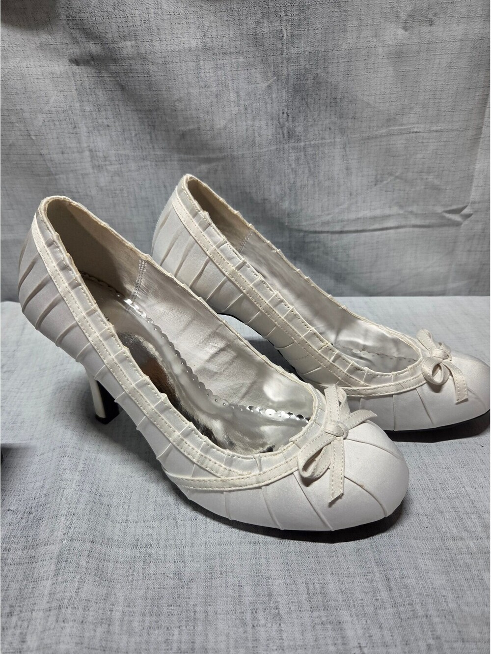 deb Women's Ivory Heeled Pumps Size 10 with Bow Accent